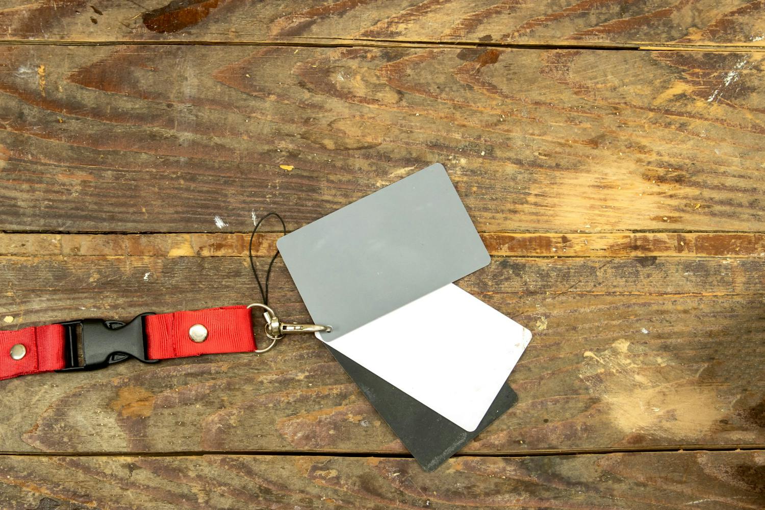 kort i nøglering på træbord